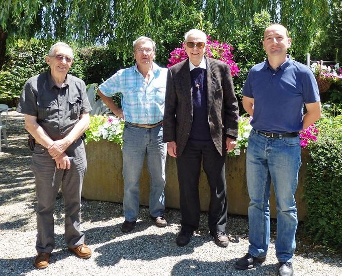 Visite à l'abbé Louis Robert à Chambéry en 2014. De gauche à droite Gabriel Lachaize, Michel Lamargue, abbé Louis Robert et Frédéric Lafarge.